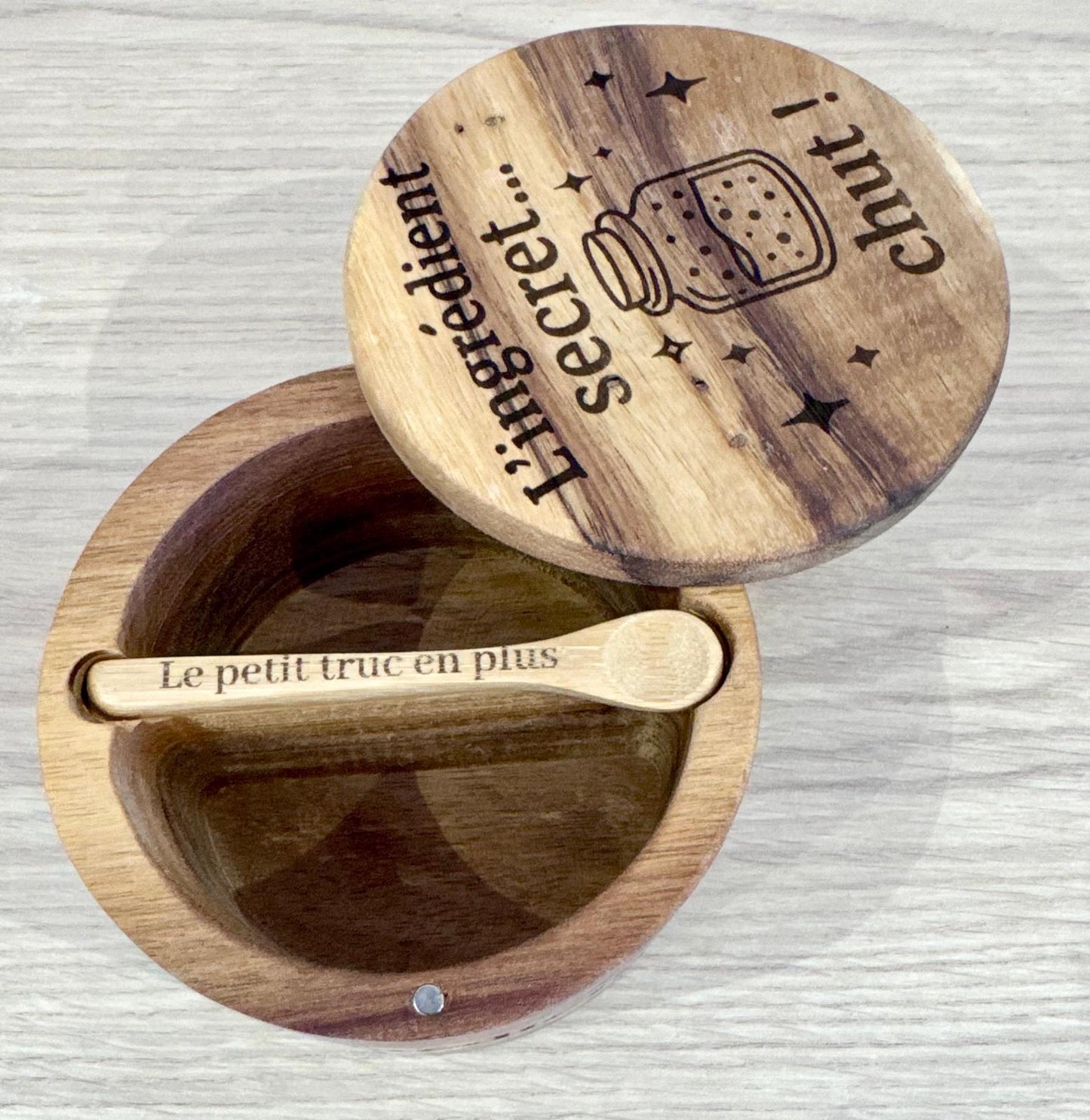 🌿 Boîte à Épices en Bois Gravée – “L’ingrédient secret… chut !” + Cuillère