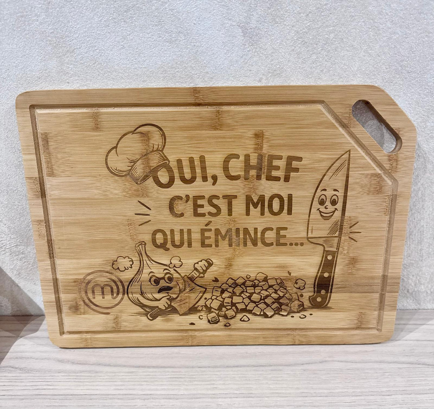 đ§âđł Planche Ă dĂ©couper en bambou gravĂ©e avec rigole et poignĂ©e