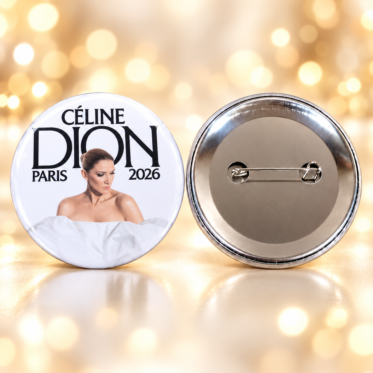 Badge plastifié brillant 58 mm Céline Dion Paris 2026 modèle blanc vue avant et arrière