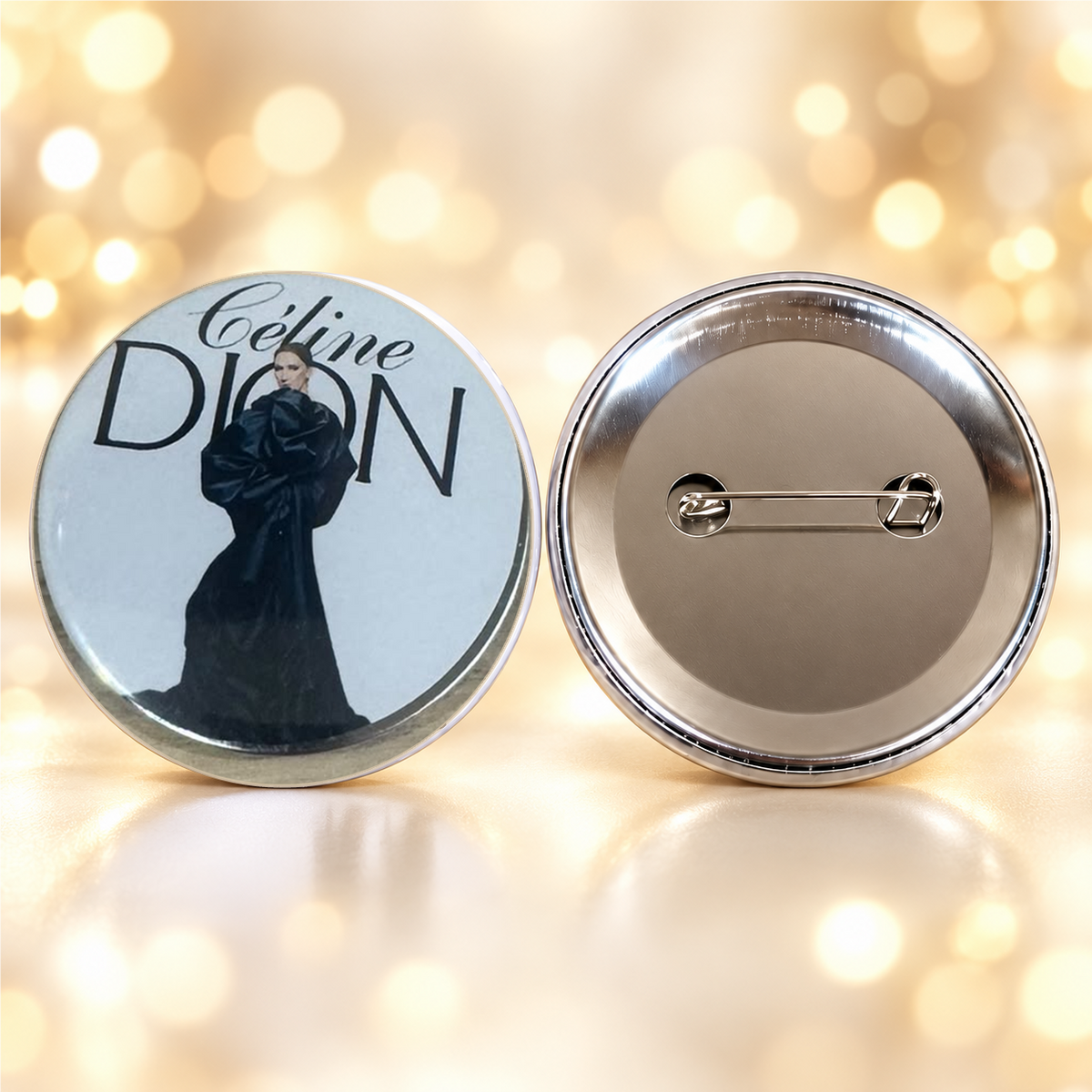Badge plastifié brillant 58 mm Céline Dion robe noire, photo originale sur fond doré