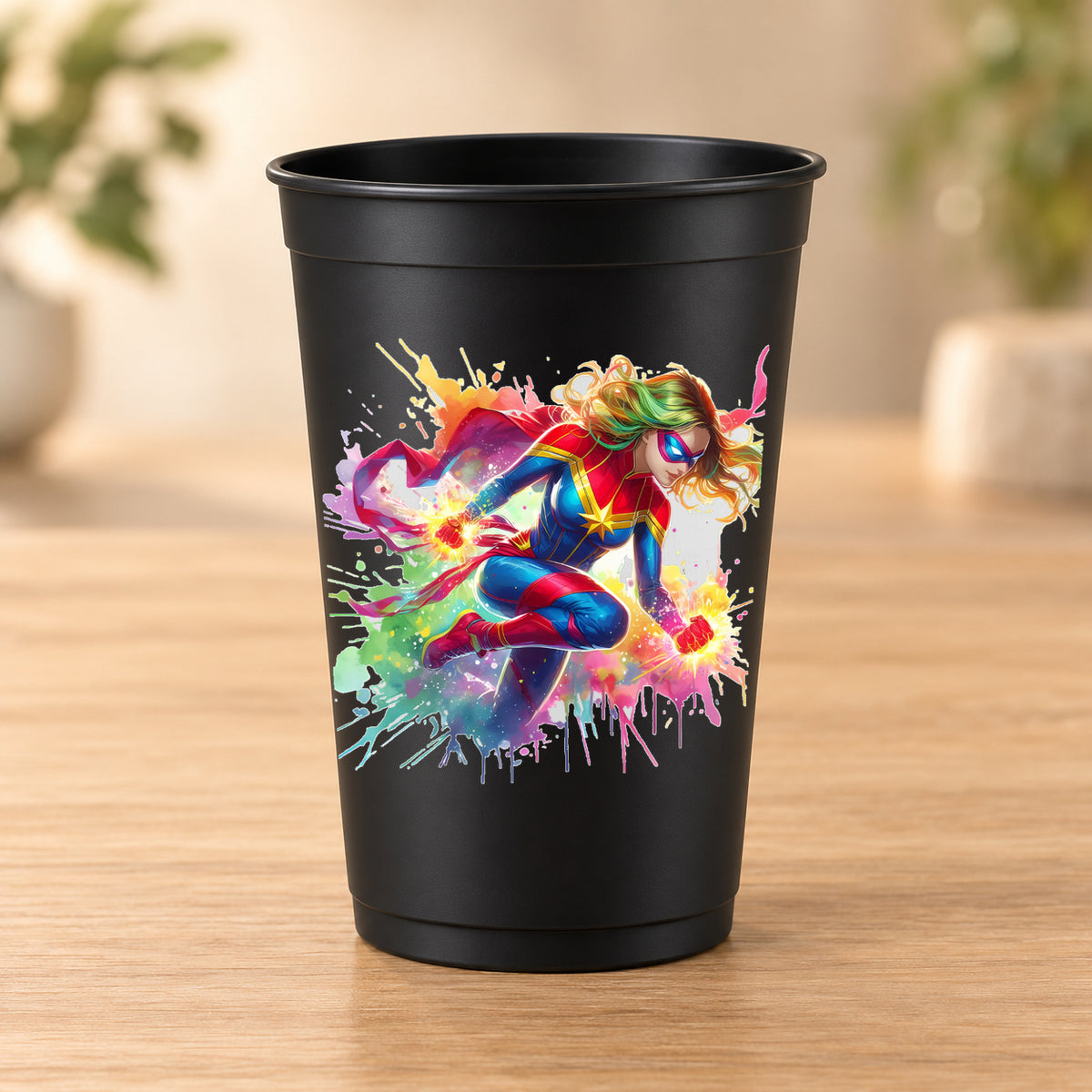 Gobelet noir Captain Marvel - action avec cape rouge