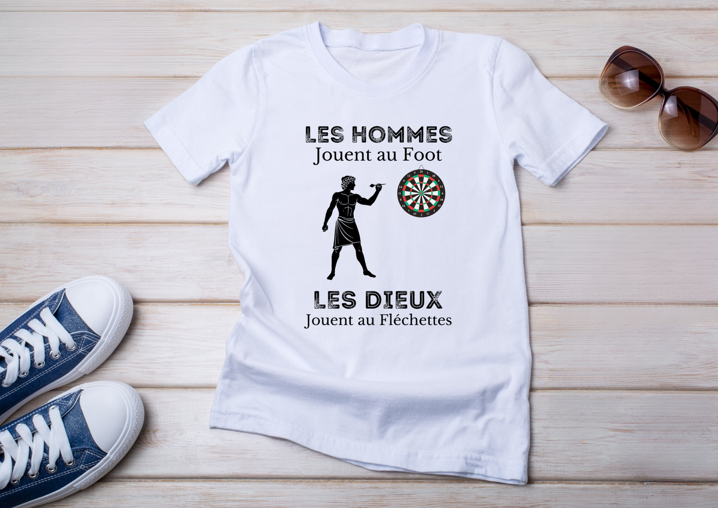 T-shirt humour fléchettes – Les hommes jouent au foot, les dieux jouent aux fléchettes