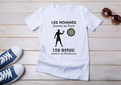 T-shirt humour fléchettes – Les hommes jouent au foot, les dieux jouent aux fléchettes