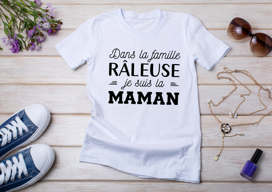 T-shirt Femme – “Dans la famille râleuse, je suis la MAMAN”