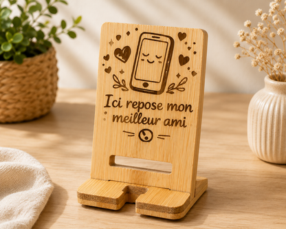 Support de téléphone en bambou gravé