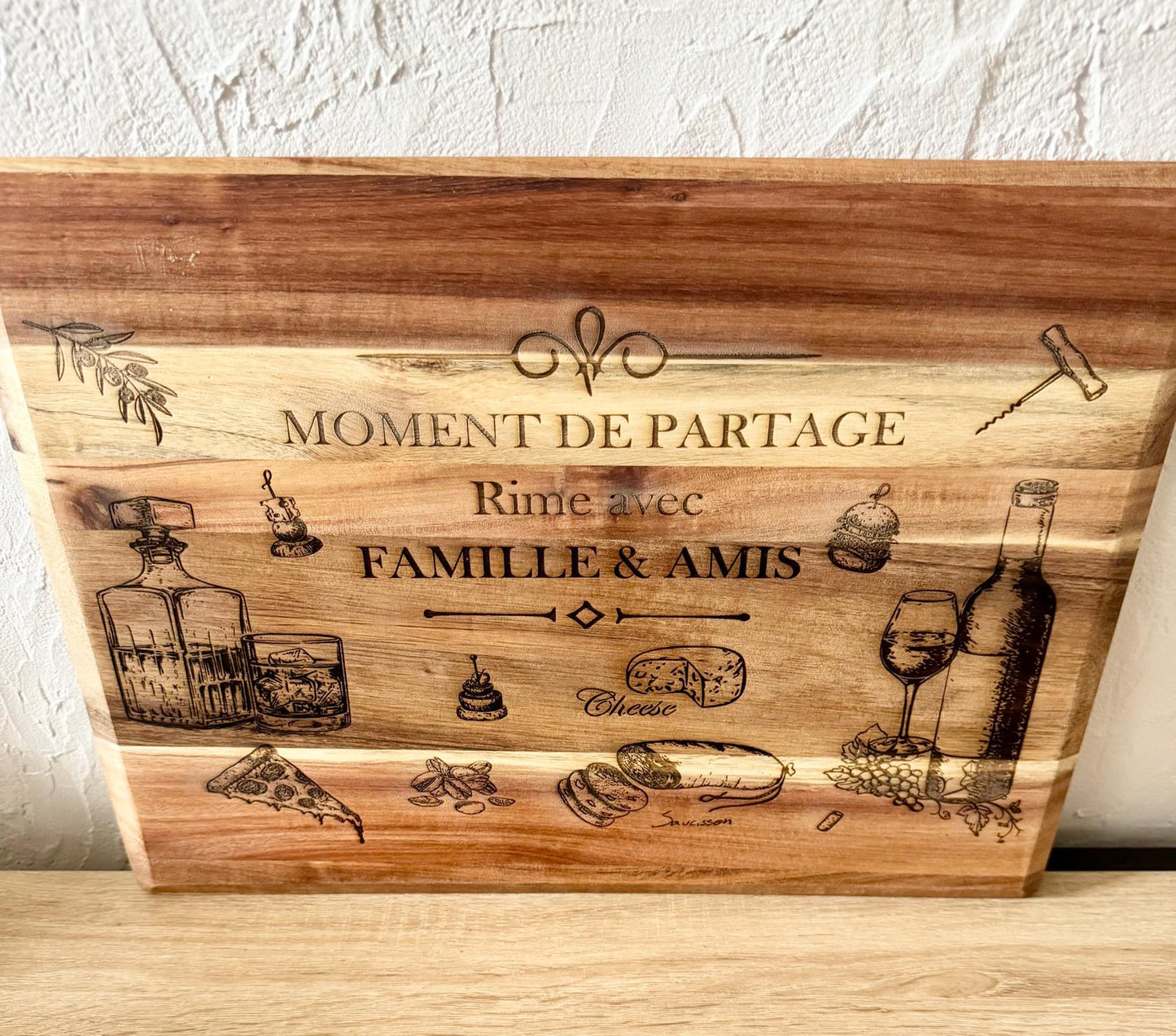 🍷 Planche en Bois Gravée - "Moment de Partage rime avec Famille & Amis"