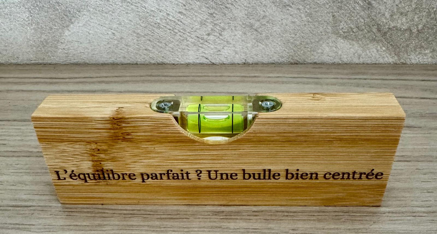 Niveau à bulle en bambou gravé – option décapsuleur