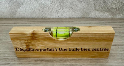 Niveau à bulle en bambou gravé – option décapsuleur
