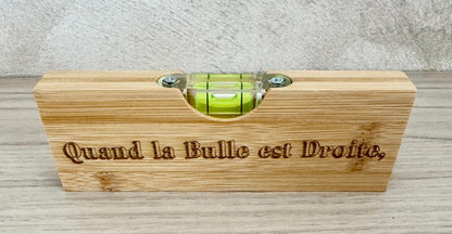 Niveau à bulle en bambou gravé – option décapsuleur