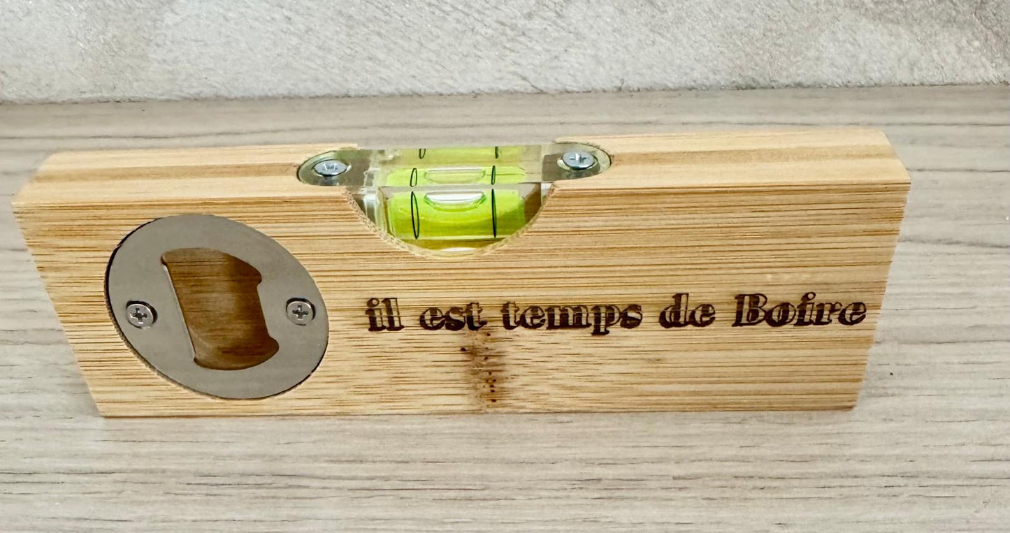 Niveau à bulle en bambou gravé – option décapsuleur