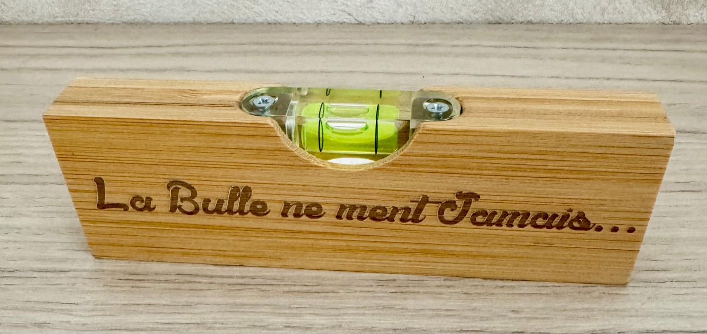 Niveau à bulle en bambou gravé – option décapsuleur