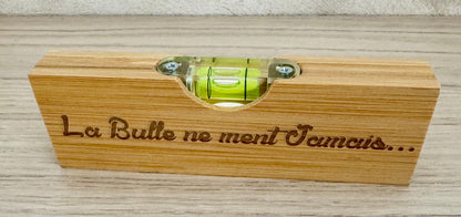 Niveau à bulle en bambou gravé – option décapsuleur