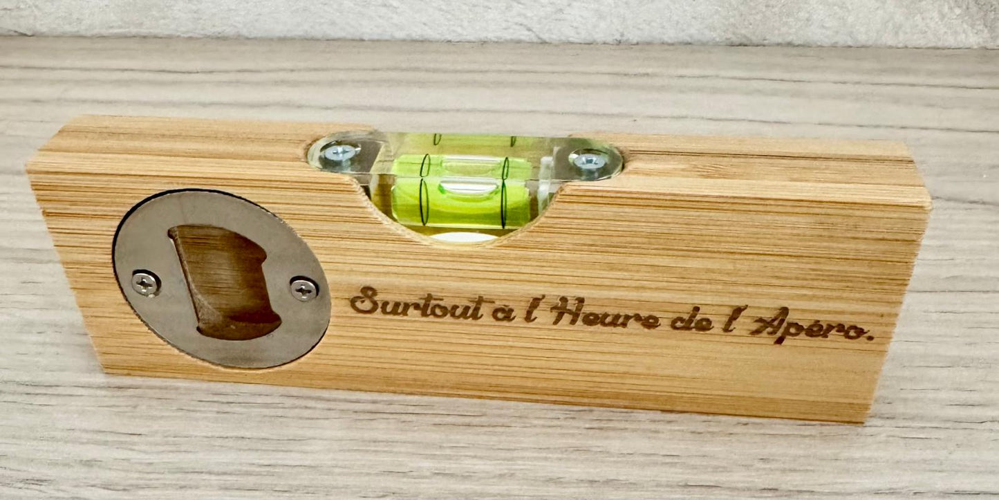 Niveau à bulle en bambou gravé – option décapsuleur