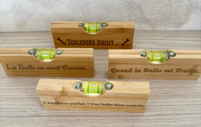 Niveau à bulle en bambou gravé – option décapsuleur