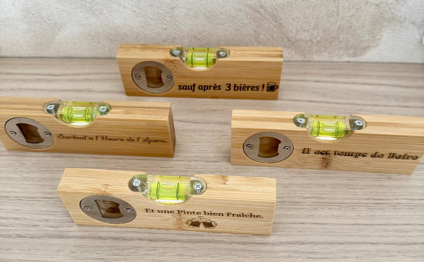 Niveau à bulle en bambou gravé – option décapsuleur