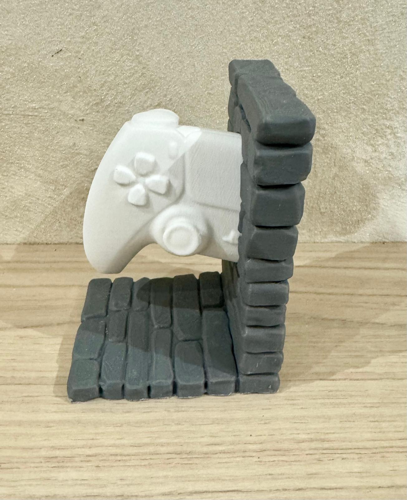 Serre-livres Gaming – Manette incrustée dans un mur de briques DROITE