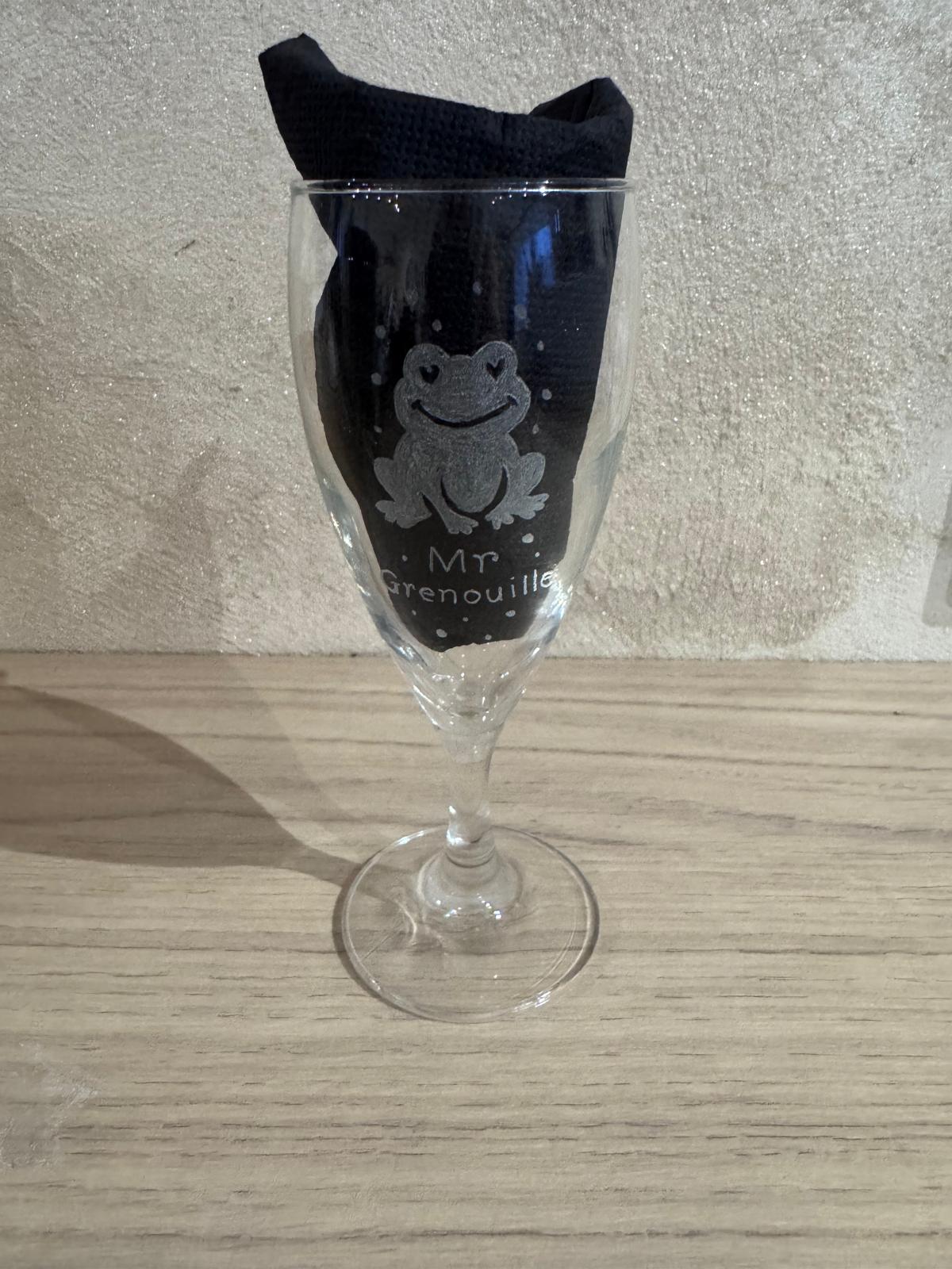 Détail du verre gravé Mr Grenouille