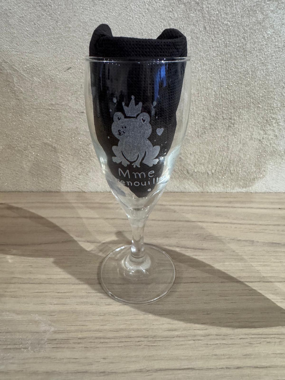 Détail du verre gravé Mme Grenouille
