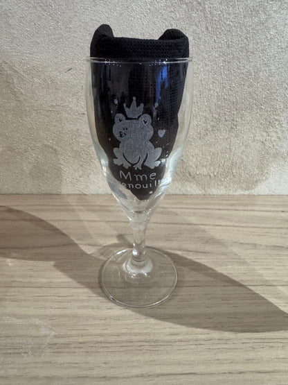 Détail du verre gravé Mme Grenouille