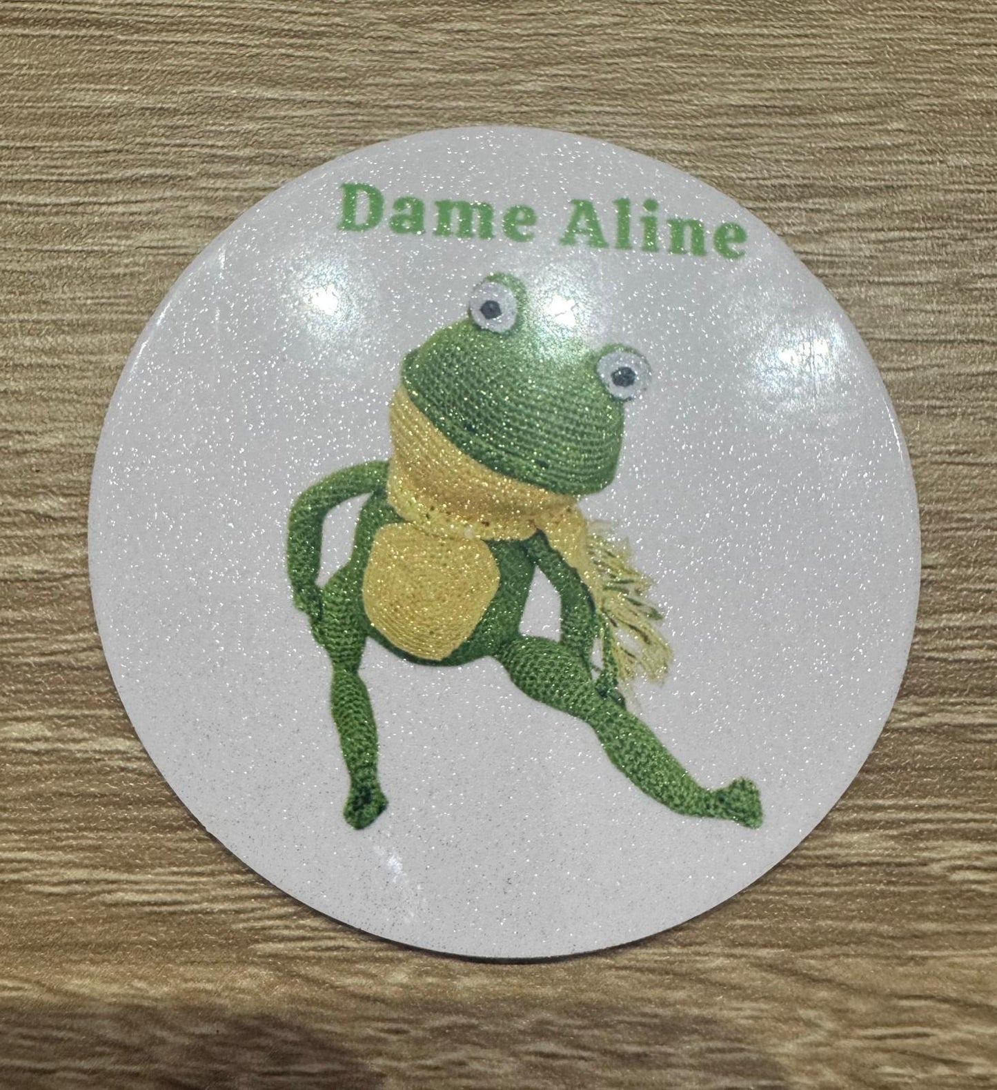 🧲🐸 Magnet Grenouille Personnalisé – 6,5 cm – Modèle Dame Aline
