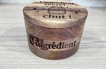 🌿 Boîte à Épices en Bois Gravée – “L’ingrédient secret… chut !” + Cuillère