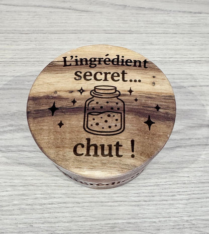 🌿 Boîte à Épices en Bois Gravée – “L’ingrédient secret… chut !” + Cuillère