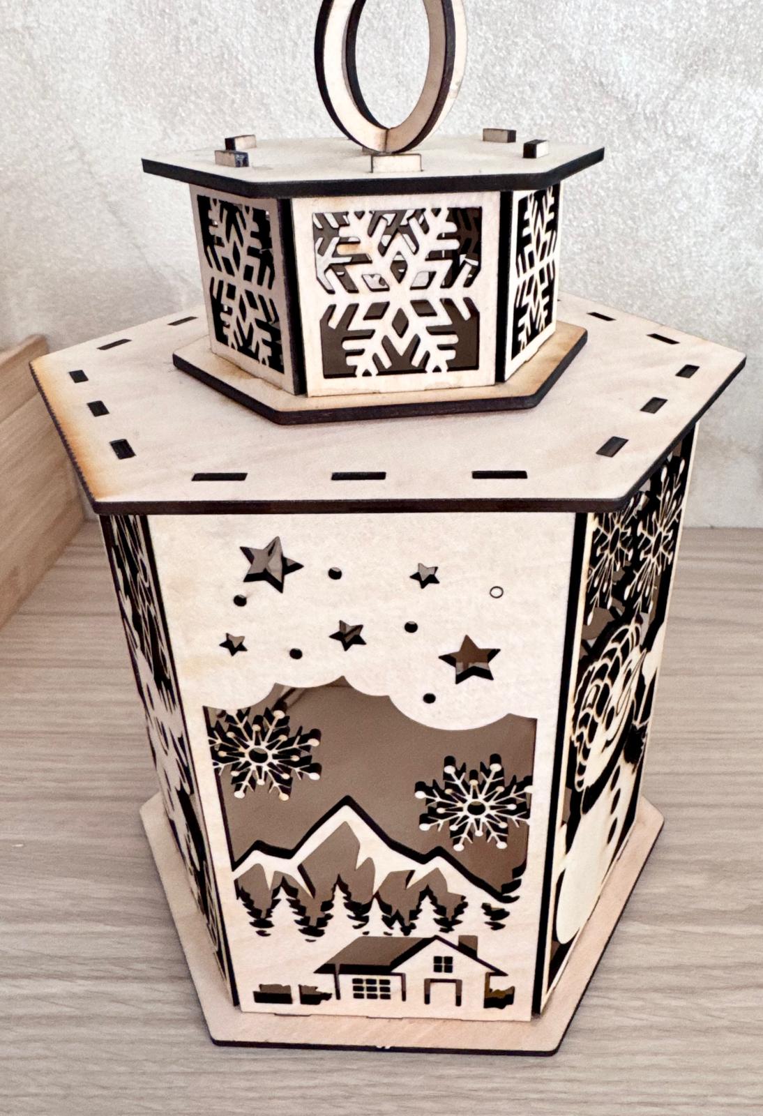 🕯️ Lanterne de Noël en Bois Découpé – Modèle Unique 6 Faces