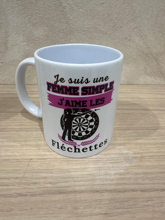 ☕ Mug « Je suis une femme simple, j’aime les fléchettes »