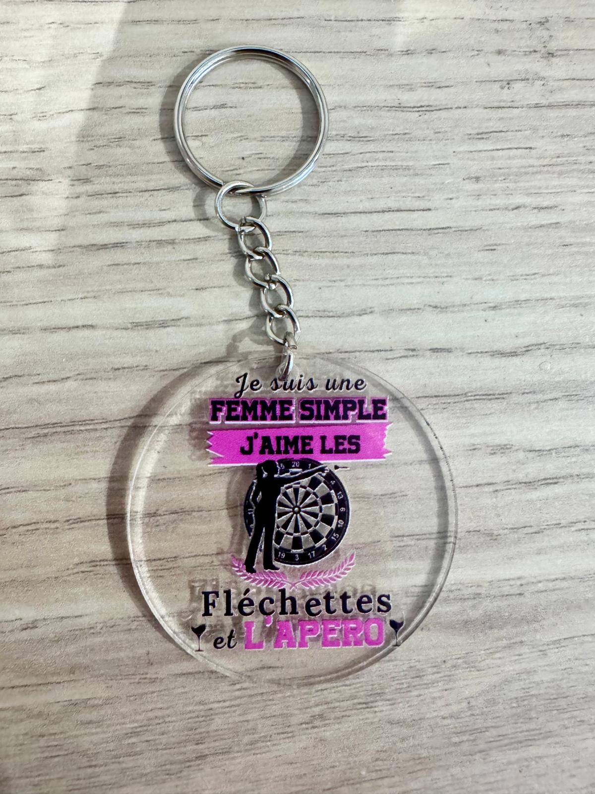 Porte-clés fléchettes humoristique – “Je suis une femme simple, j’aime les fléchettes et l’apéro”