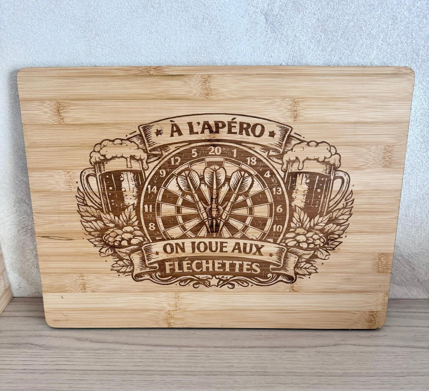 Planche à découper en bois – À l’apéro on joue aux fléchettes