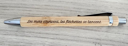 ✒️ Stylo en bambou gravé – Thème Fléchettes
