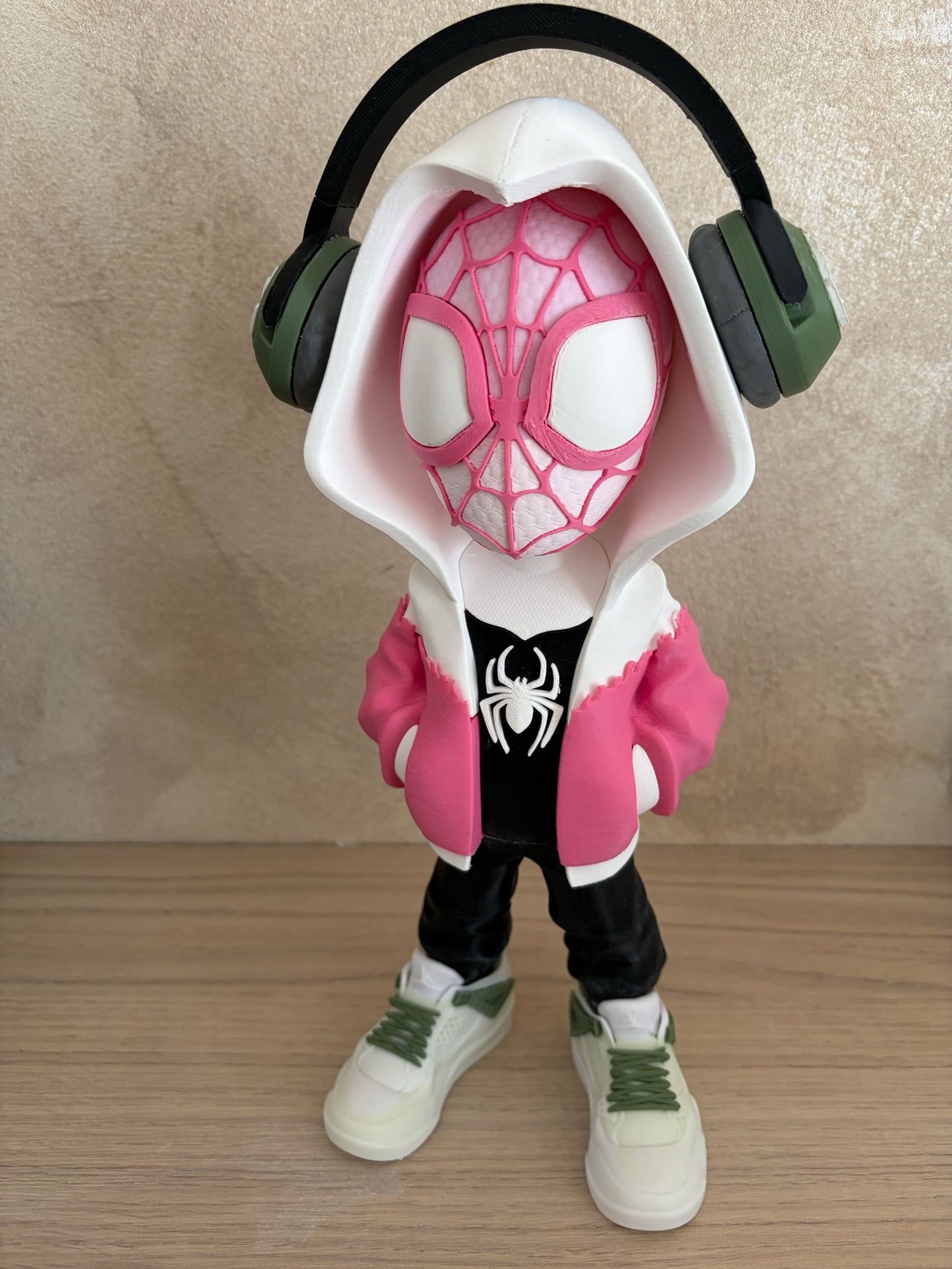 Spider Gwen Streetwear Figurine – Urban & Geek Style 🎧🩷