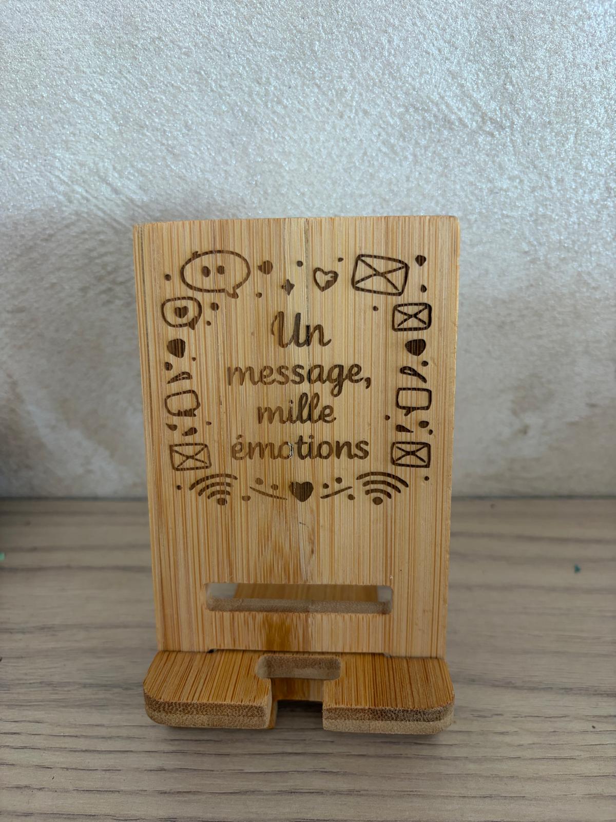 Support de téléphone en bambou gravé