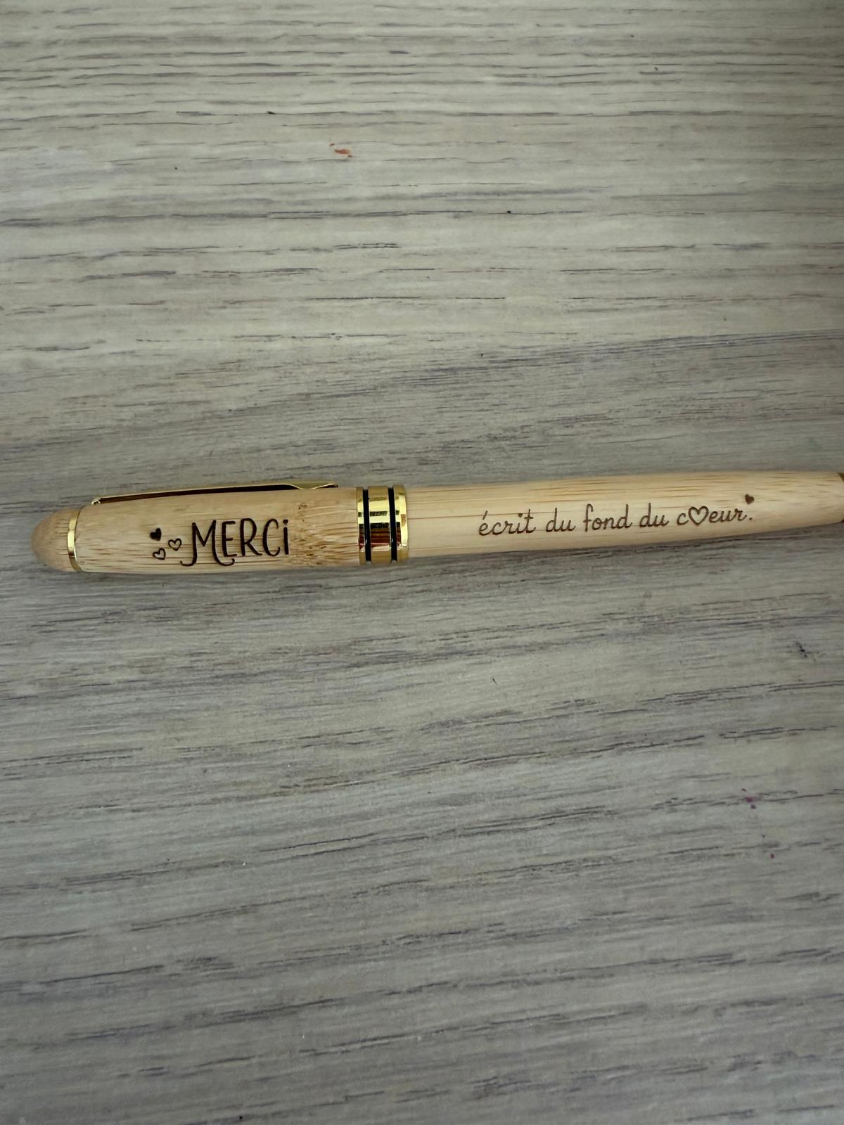 Stylo en bambou gravé « Merci, écrit du fond du cœur »