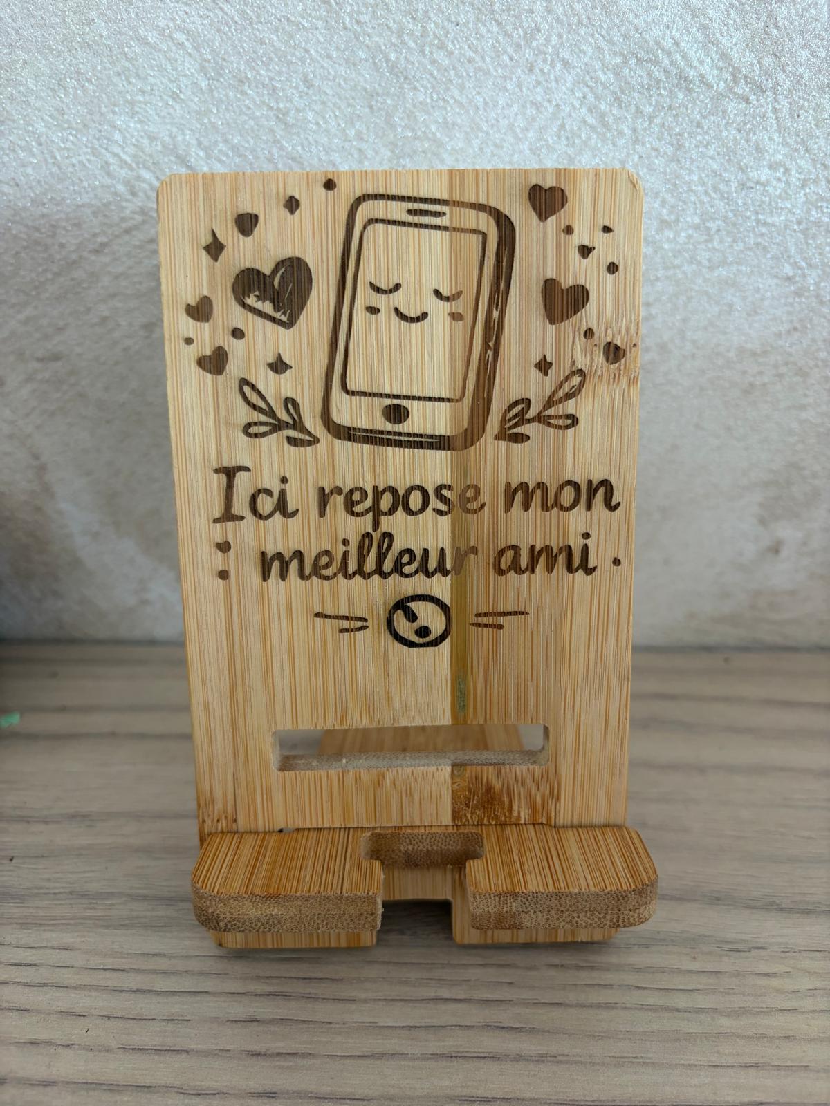 Support de téléphone en bambou gravé