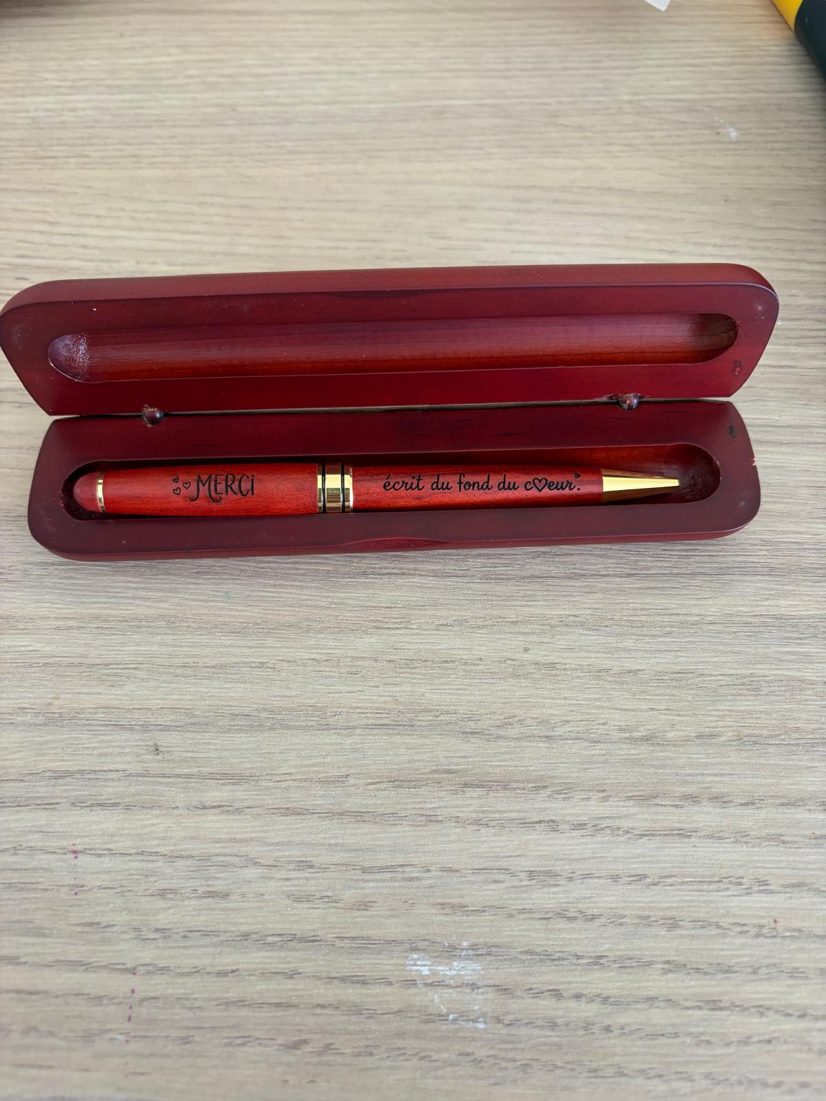 Coffret stylo en bois gravé « Merci, écrit du fond du cœur »