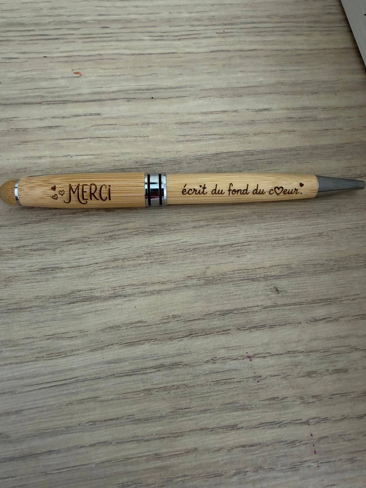 Stylo en bambou gravé « Merci, écrit du fond du cœur »