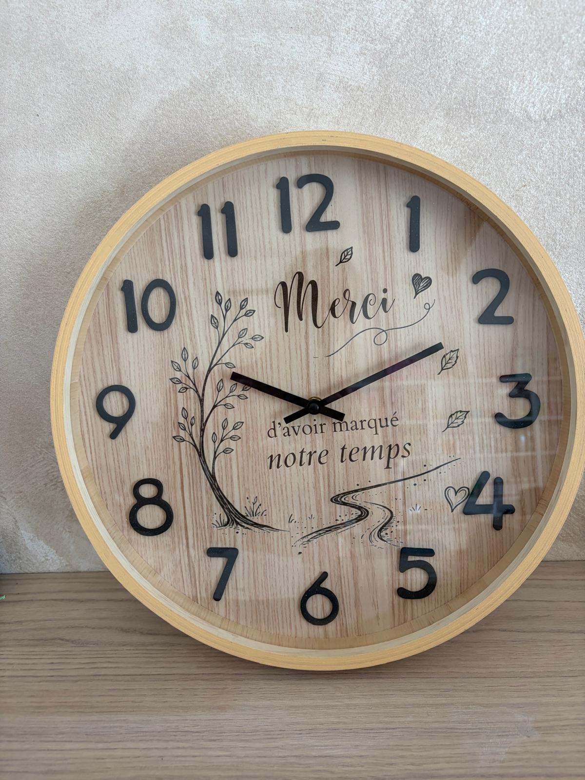 Horloge murale en bois « Merci d’avoir marqué notre temps »