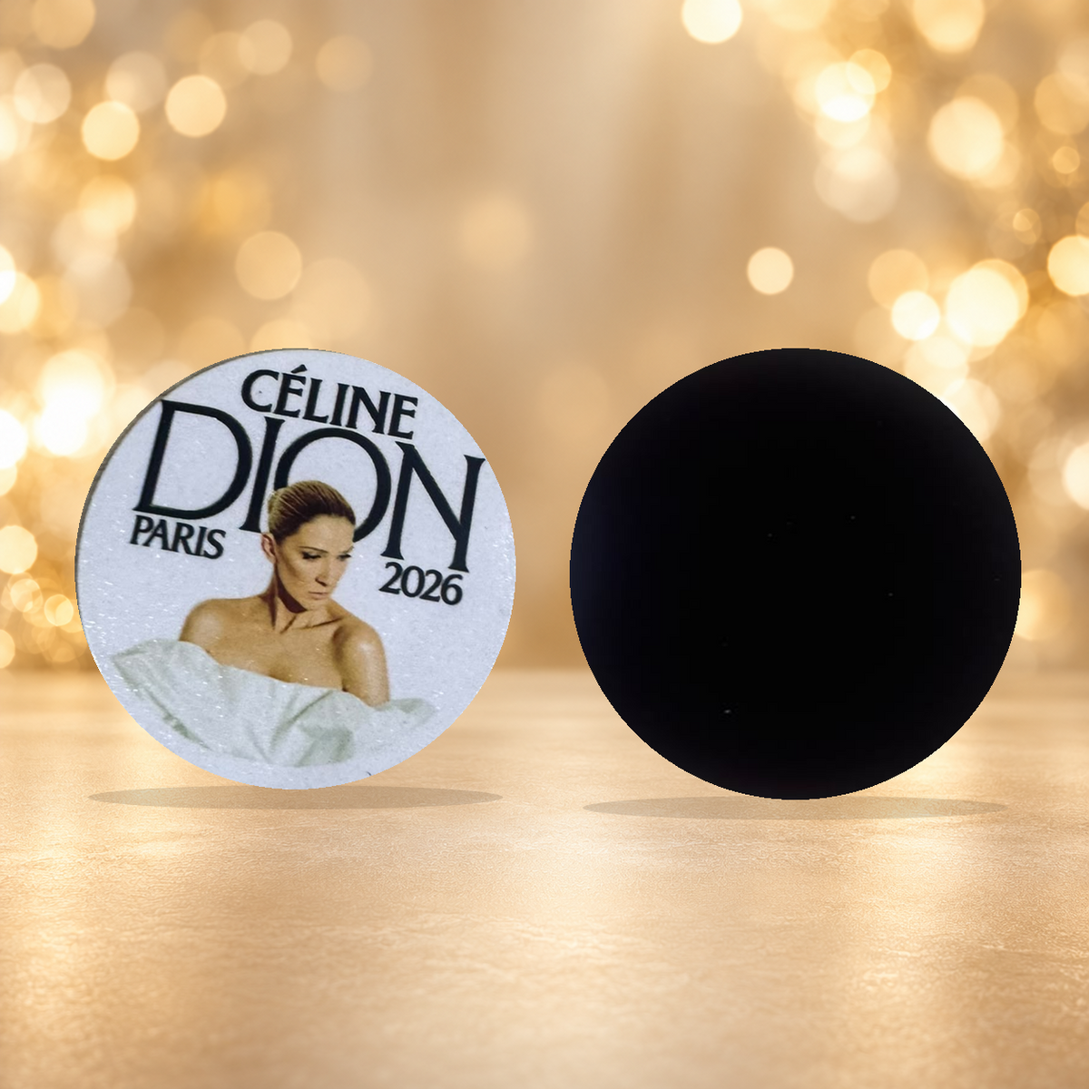 Aimant souple Céline Dion robe blanche sur fond doré, recto et verso