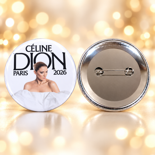 Badge plastifié brillant 58 mm Céline Dion Paris 2026 modèle blanc vue avant et arrière