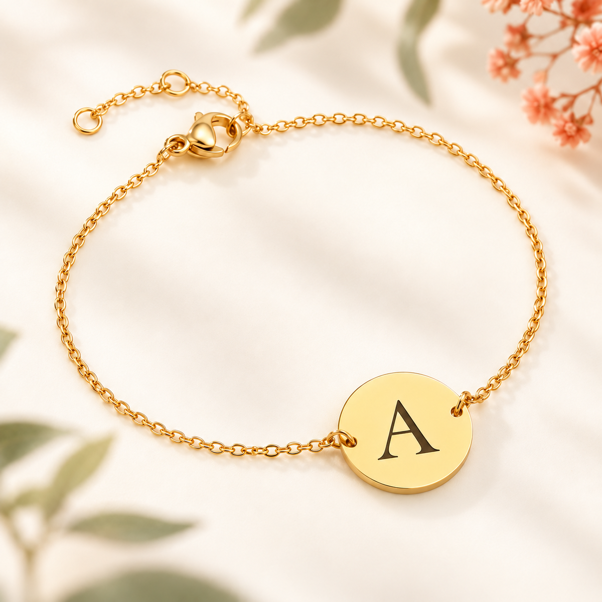 Bracelet doré personnalisé avec lettre majuscule élégante gravée