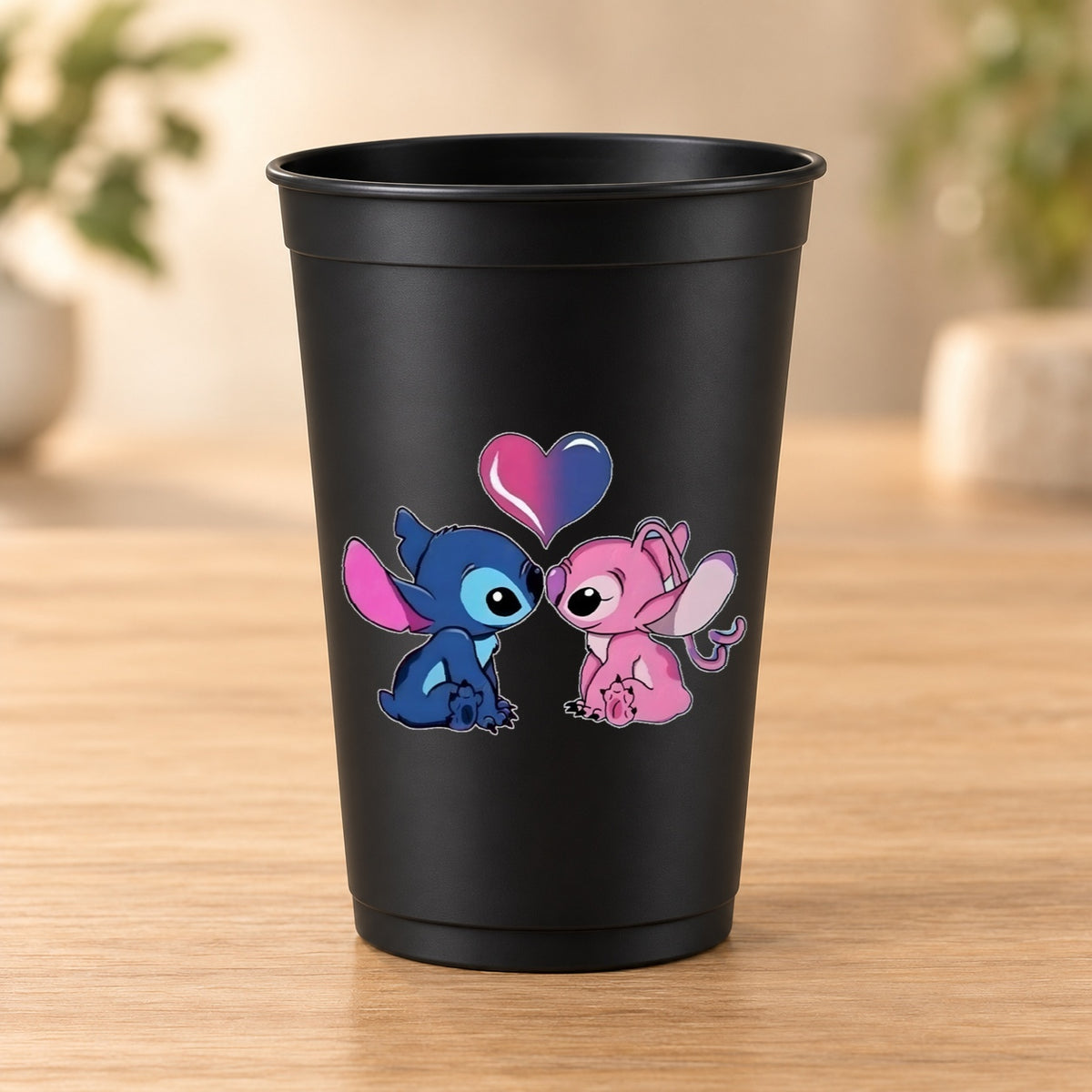 Gobelet noir Love & Fun centré - Duo amoureux bleu et rose avec cœur