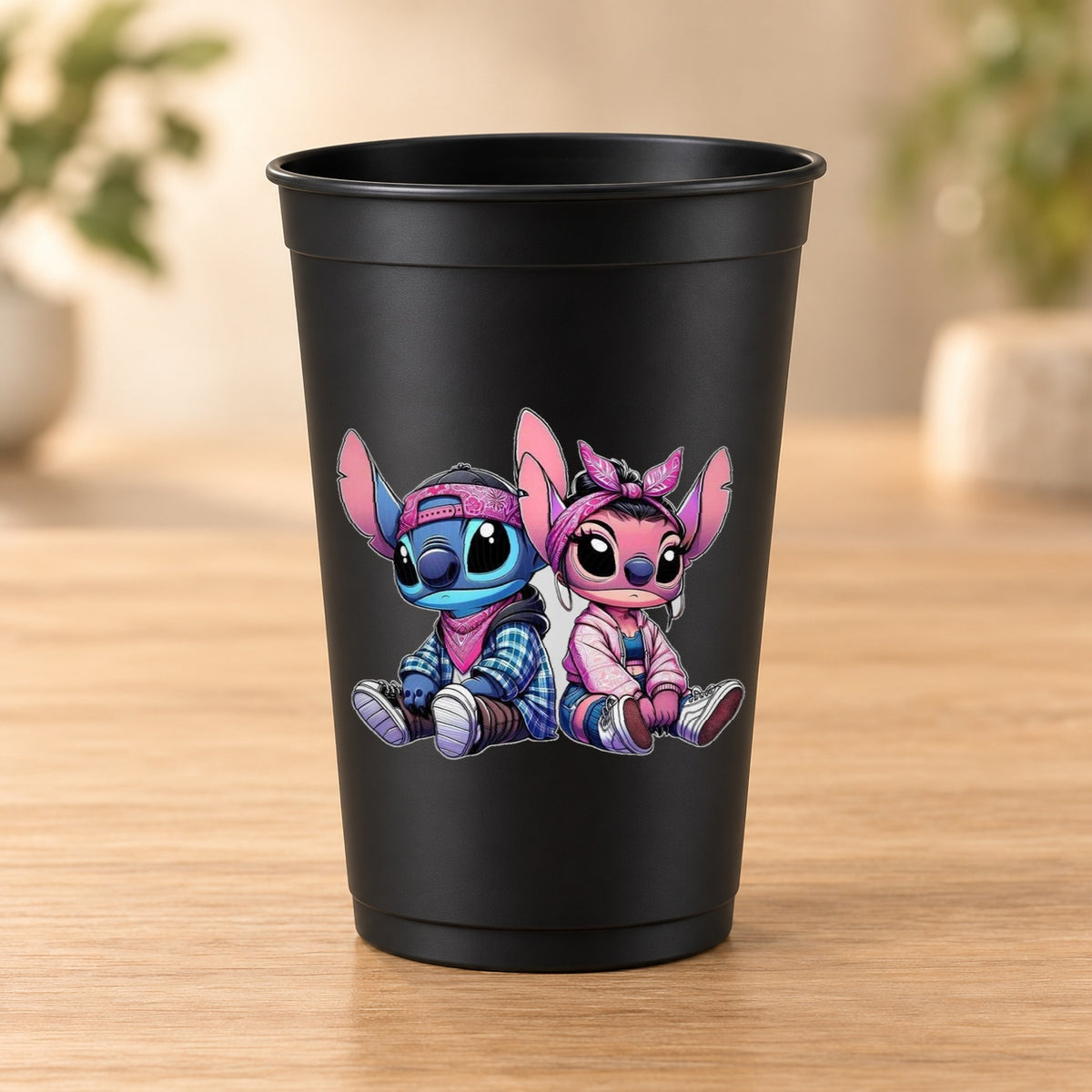 Gobelet noir Love & Fun centré - Stitch en couple hip-hop