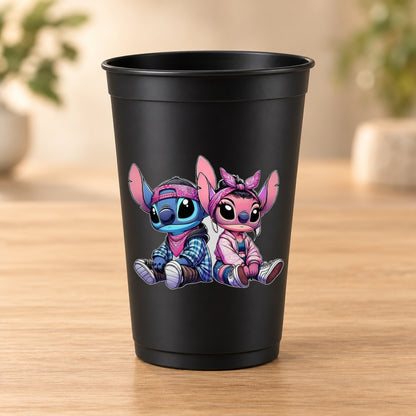 Gobelet noir Love & Fun centré - Stitch en couple hip-hop