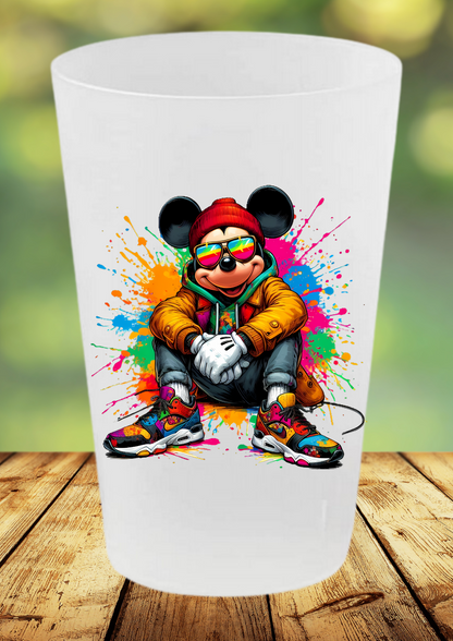 🥤 Gobelet Réutilisable Mickey – Édition Street Art 🎧👟