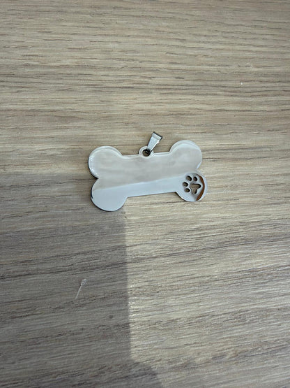 Médaille pour chien en forme d’os – face avec patte à droite