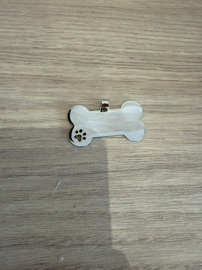Médaille pour chien en forme d’os – face avec patte à gauche