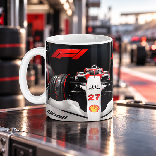 Mug Formule 1 présenté dans une ambiance automobile